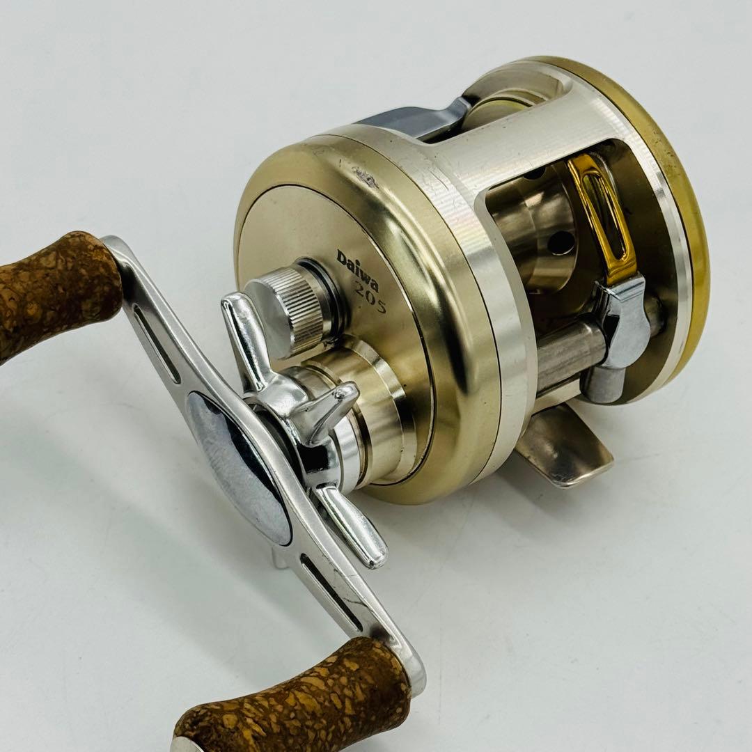 【美品/動作良好】ダイワ ミリオネア CV-Z 205（右ハンドル） DAIWA - 美品 Daiwa ダイワ ミリオネアCV-Z 205 箱あり ベイトリール